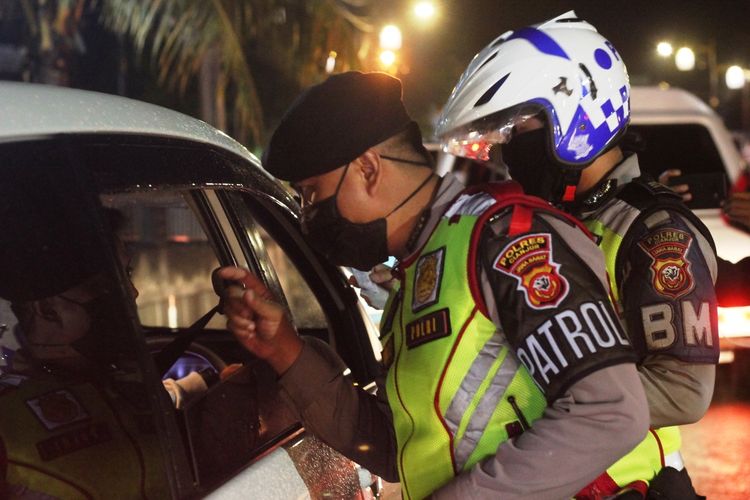 Petugas Satlantas Polres Cianjur, Jawa Barat, memeriksa kendaraan di check point Cepu 8, Sabtu (30/5/2020) malam yang ditenggarai mengangkut pemudik yang hendak kembali ke Jakarta.(KOMPAS.COM/FIRMAN TAUFIQURRAHMAN)
