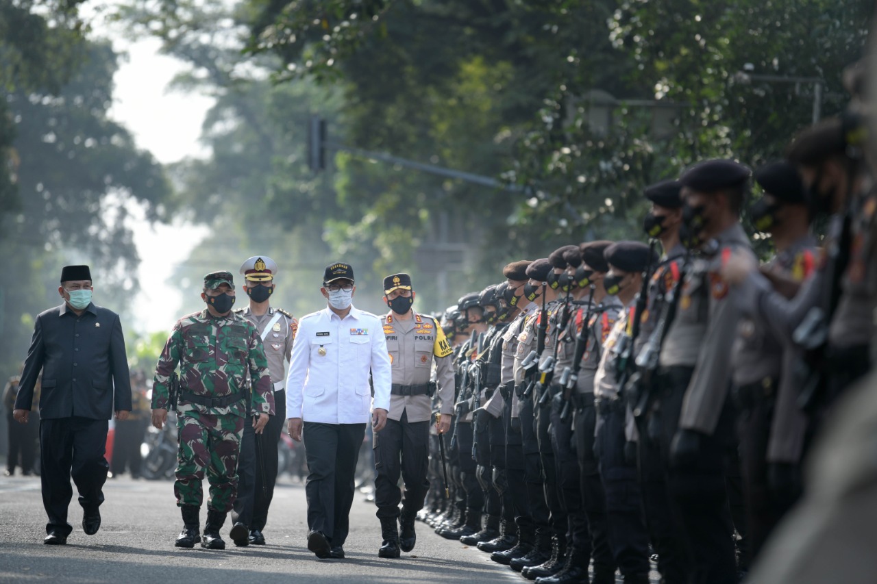 Caption: Gubernur Jabar Ridwan Kamil saat menjadi inspektur upacara Apel Gelar Pasukan Operasi Ketupat Lodaya 2021 di Halaman Depan Gedung Sate, Kota Bandung, Rabu (5/5/2021). (Foto: Yogi P/Biro Adpim Jabar)