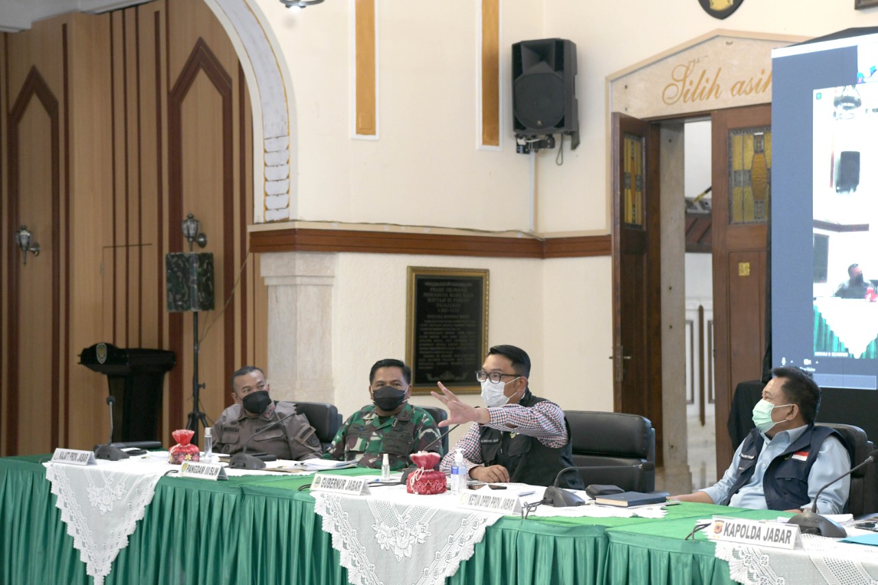 Gubernur Jawa Barat Ridwan Kamil Rapat Komite Kebijakan Penanganan COVID-19 dan Pemulihan Ekonomi Daerah di Makodam III/Siliwangi, Kota Bandung, Jumat (7/5/2021). (Foto: Yogi P/Biro Adpim Jabar)