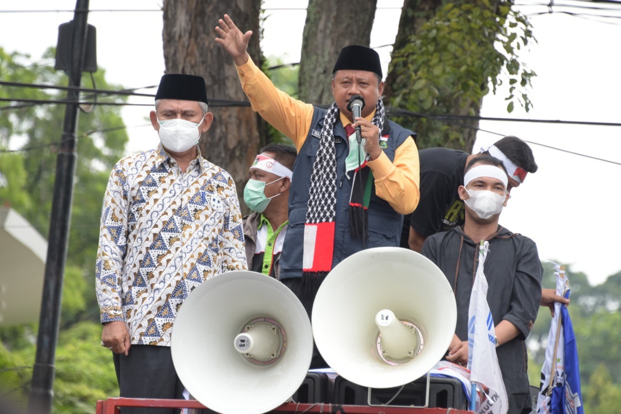Wakil Gubernur Jawa Barat Uu Ruzhanul Ulum saat menerima perwakilan serikat buruh yang menggelar aksi mendukung Palestina di Gedung Sate Bandung, Selasa (18/5/2021). (Foto: Yana/Biro Adpim Jabar)