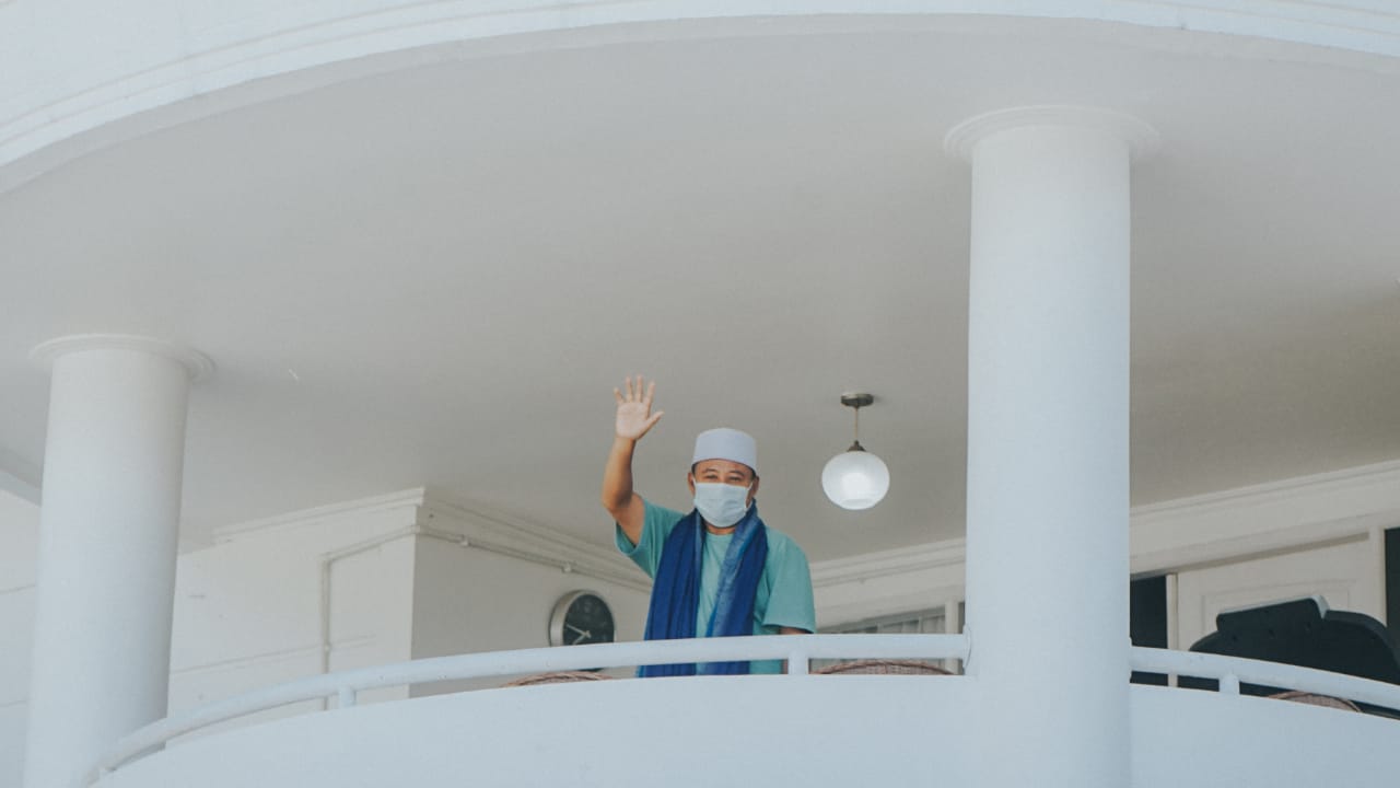 Wagub Jabar Uu Ruzhanul Ulum saat menjalani isolasi mandiri di Rumah Dinas, Kota Bandung. (Foto: Instagram Wagub Jabar)