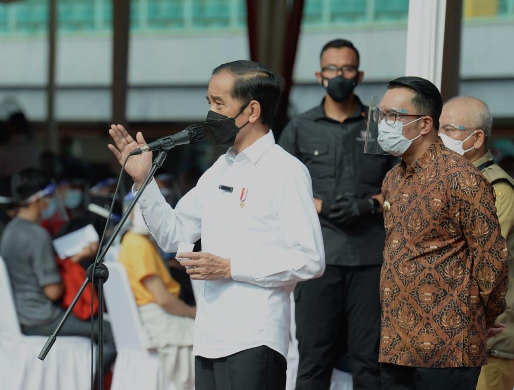 Gubernur Jawa Barat Ridwan Kamil mendapingi Presiden Joko Widodo saat meninjau vaksinasi massal di di Stadion Candrabagha, Kota Bekasi, Senin (14/6/2021). (Foto: Setpres RI)