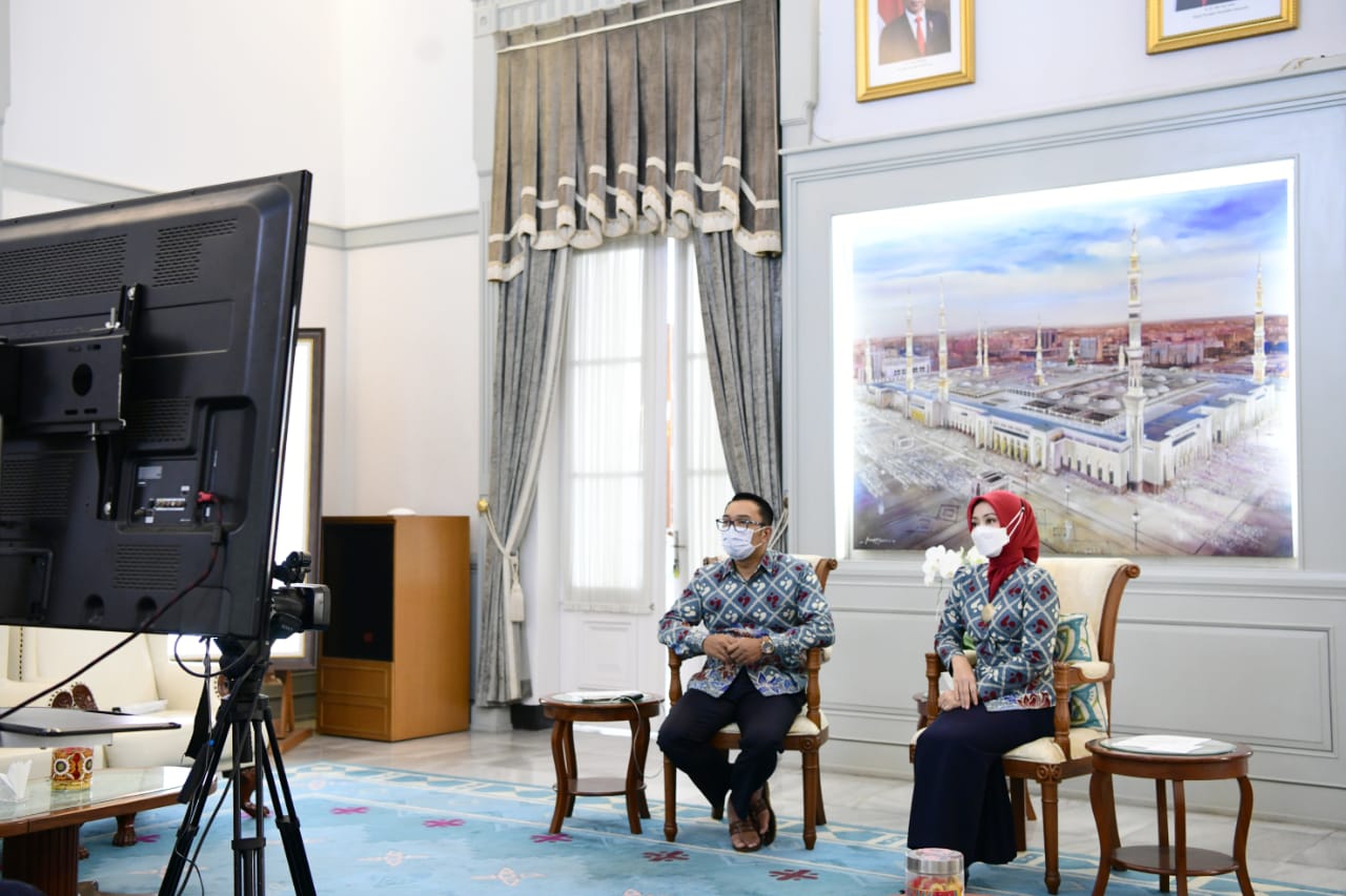 Gubernur Jawa Barat Ridwan Kamil saat mengikuti puncak peringatan Hari Keluarga Nasional ke-28 tahun 2021 secara virtual dari Gedung Pakuan, Kota Bandung, Selasa (29/6/2021). (Foto: Yogi P/Biro Adpim Jabar)
