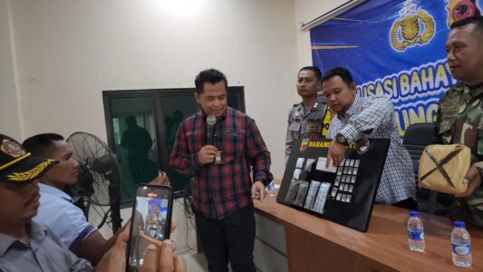Kasat Narkoba Polres Karawang, AKP Arief Zaenal Abidin menunjukkan contoh jenis-jenis narkotika.